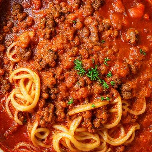 Kıymalı ve Domatesli Erişte Yemeği