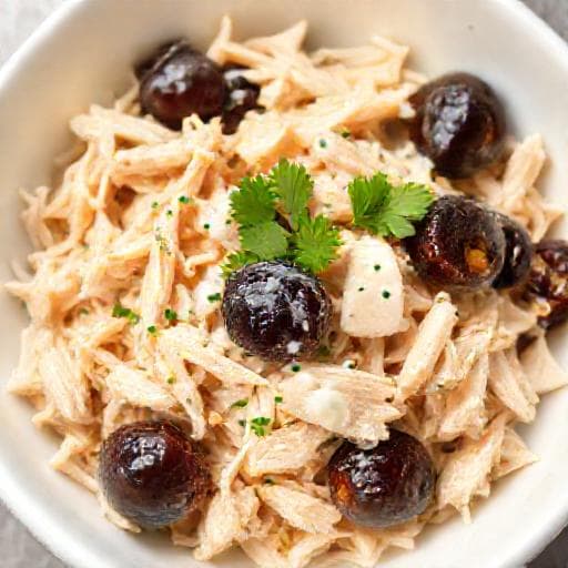 Быстрый салат с курицей и черносливом