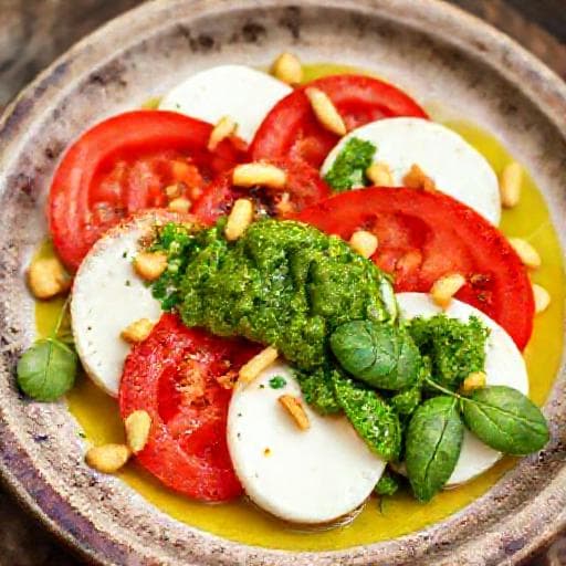 Caprese Salat med Pesto og Ristede Pinjekjerner