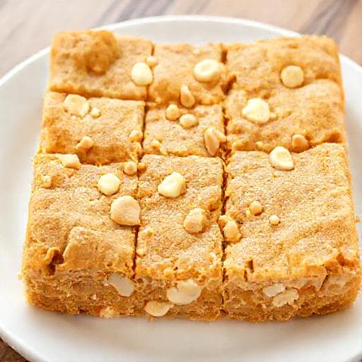 Raske Blondies med Hvit Sjokolade og Macadamia
