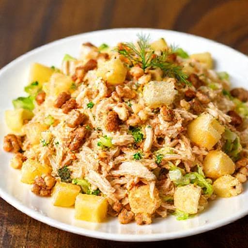 Салат із куркою, ананасом та горіхами