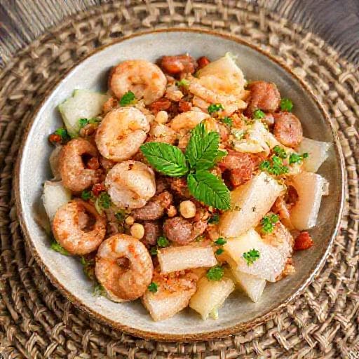ยำส้มโอใส่กุ้งสดและหมูยอ