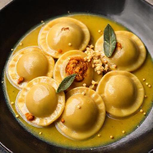 Ravioli in Salbeibutter mit Kürbis und Amaretti