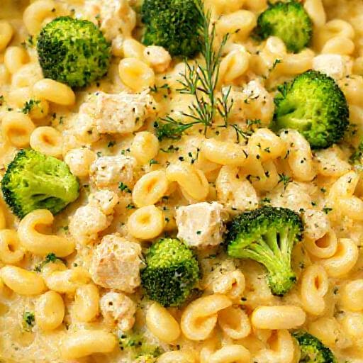 Thunfisch-Nudelauflauf mit Brokkoli und Dill