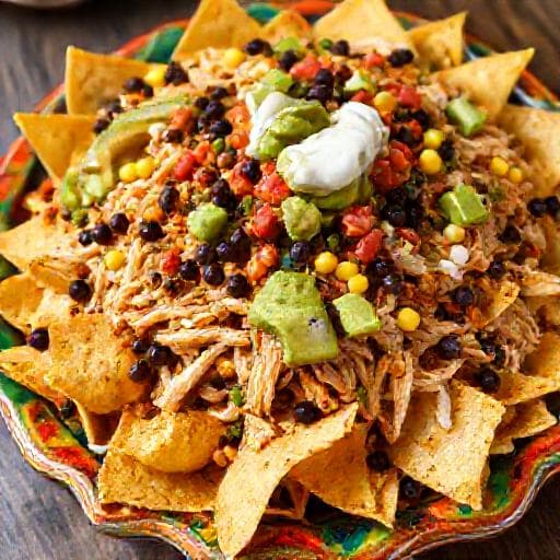 Loaded Chicken Nachos mit Guacamole