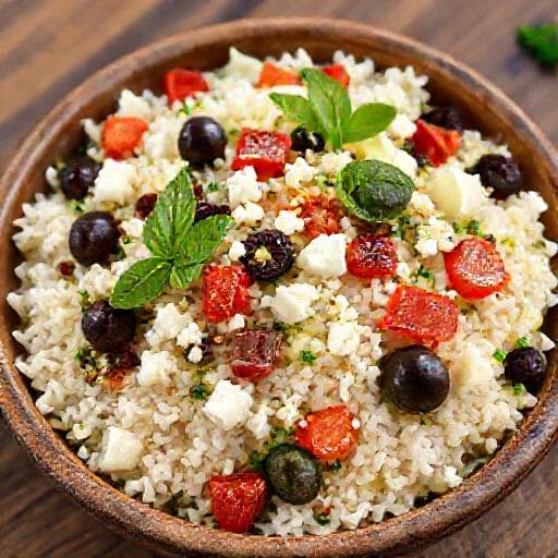 Mediterraner Knuspriger Reis-Salat mit Feta