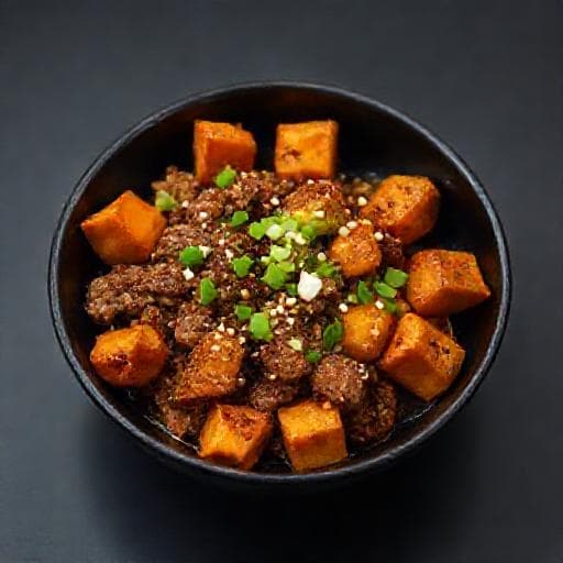 Asiatisch inspirierte Hot-Honey-Bowl mit Hackfleisch und Süßkartoffeln
