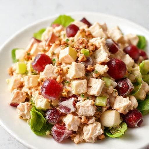 Waldorf-Salat mit Trauben und Hähnchen