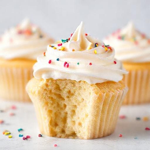 Klassische Vanille-Cupcakes mit Buttercreme-Frosting