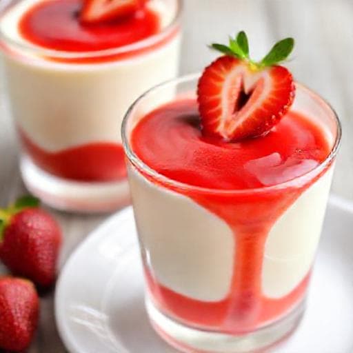 Schnelle Panna Cotta mit Erdbeerspiegel