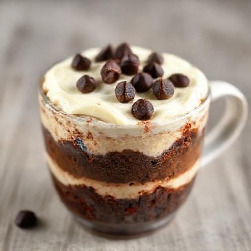 Schneller Brownie-Cheesecake aus der Tasse