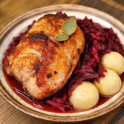 Schäufele mit Apfel-Rotkohl und Kartoffelknödeln
