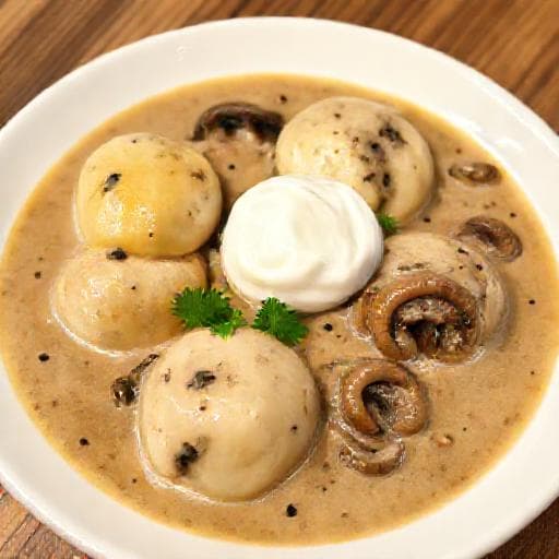 Südtiroler Knödeltris mit Pilzrahmsoße