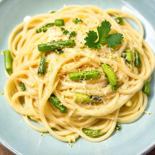 Fettuccine Alfredo mit Zitrone und Spargel