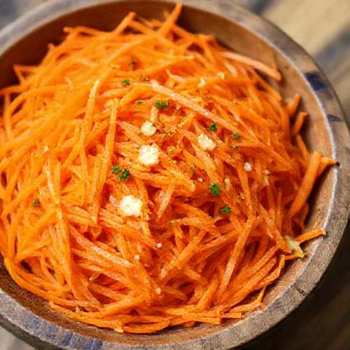 Quick Carrot Salad with Garlic