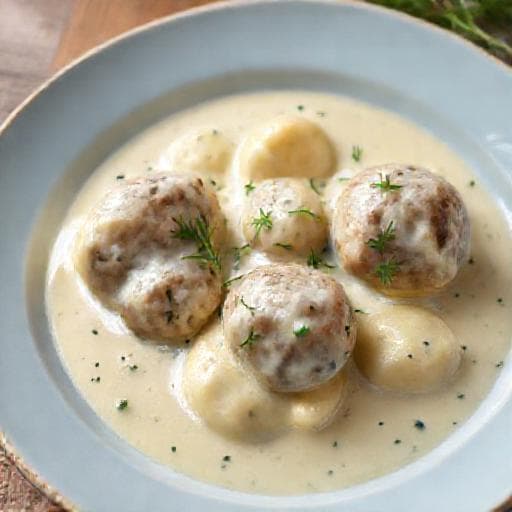 Szybkie Pulpety w Sosie Koperkowym z Gotowych Kluseczek