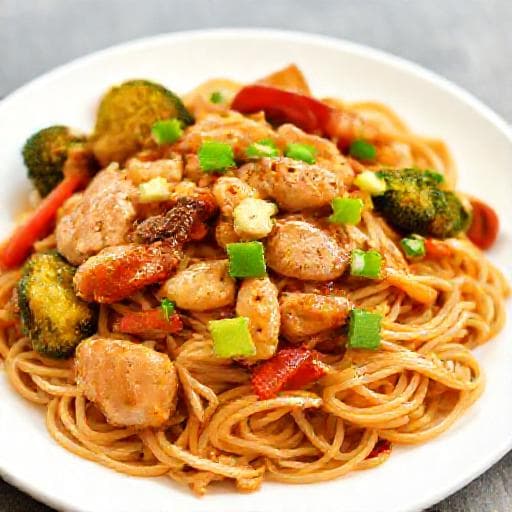 Klasyczne Chow Mein z Kurczakiem