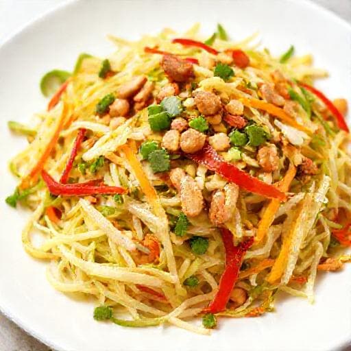 Snabb Asiatisk Kålsallad med Jordnötter