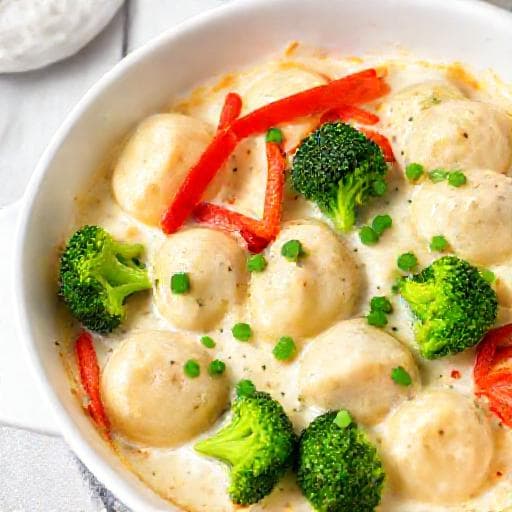 Snabb Dumplinggratäng med Kokosmjölk och Grönsaker