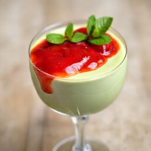 Matcha Panna Cotta med Jordgubbskompott