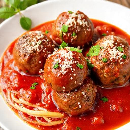 Mäsové guľky v paradajkovej omáčke s bylinkami a parmezánom