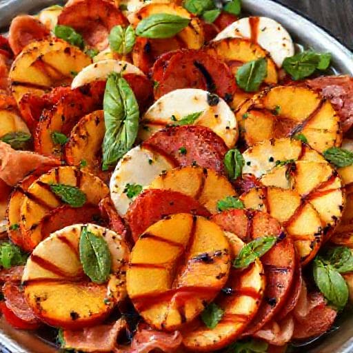 Caprese šalát s grilovaným broskyňovým a prosciutto