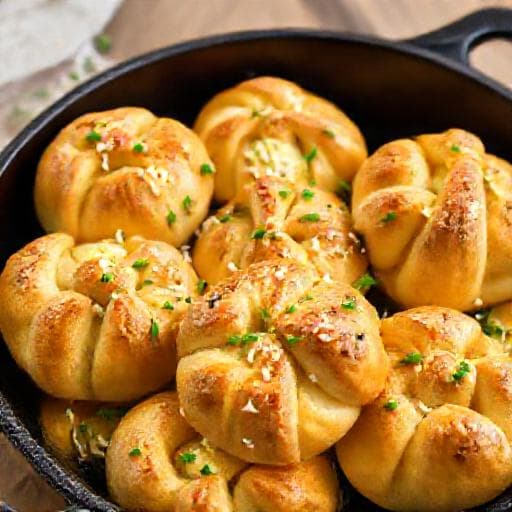 Cesnakové uzly s bylinkovým maslom a parmezánom