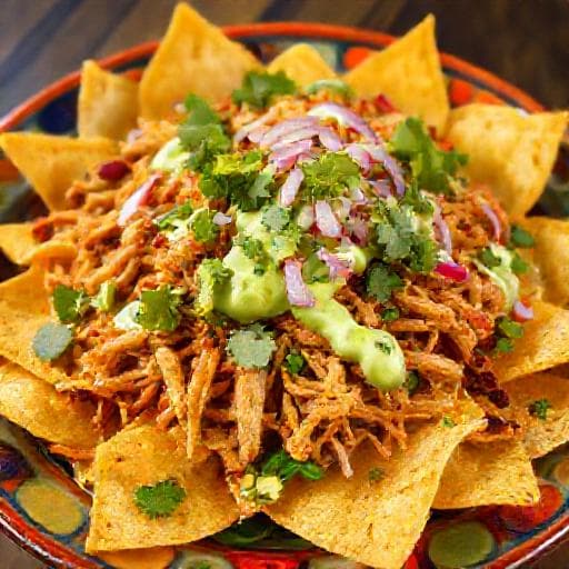 Nachos s Pikantným Kuracím Mäsom a Avokádovou Omáčkou
