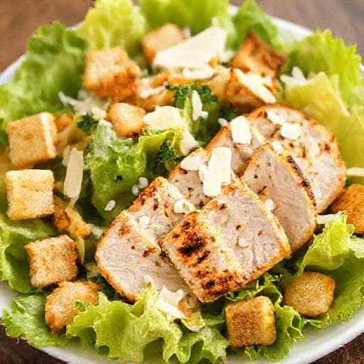 Salada Caesar com Frango Grelhado