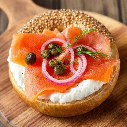 בייגל קלאסי עם סלמון מעושן וגבינת שמנת