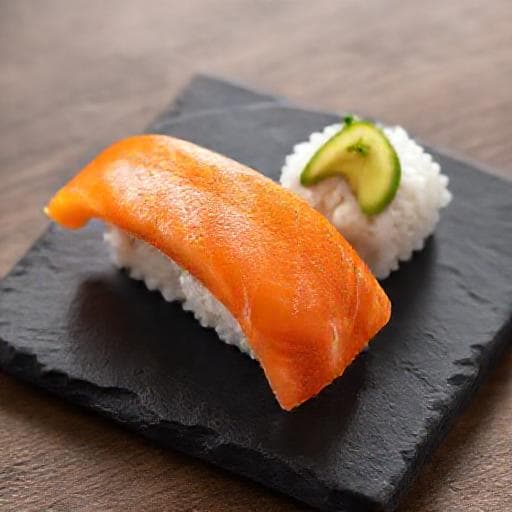 Klasické sushi s lososem a avokádem (Nigiri styl)