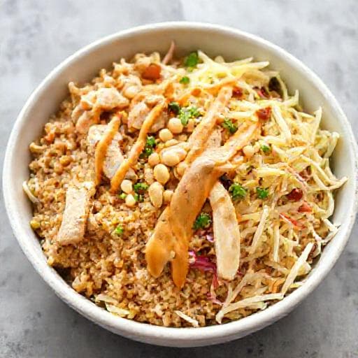 Быстрый боул с курицей и арахисовой заправкой