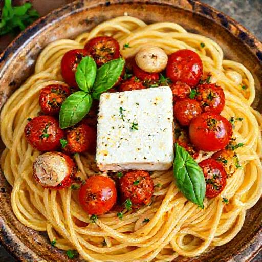 Паста с запечённой фетой и помидорами черри (классический вариант)