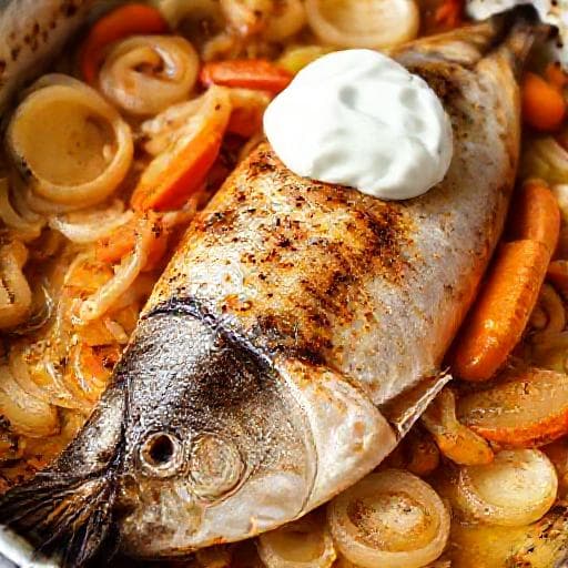 Мойва в духовке с овощами и сметаной