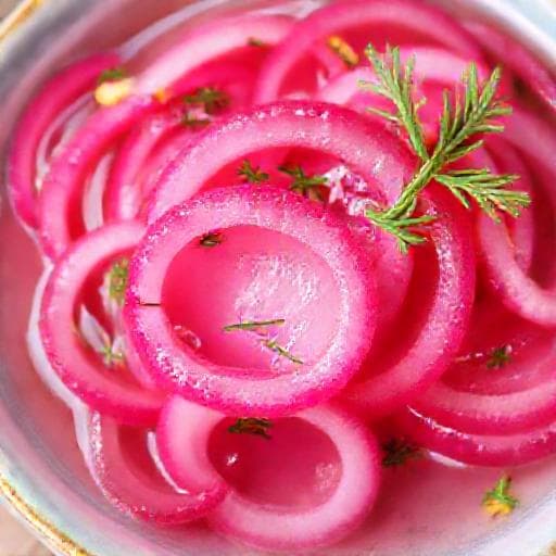 Pikkelöity punasipuli yrteillä ja sitruunalla