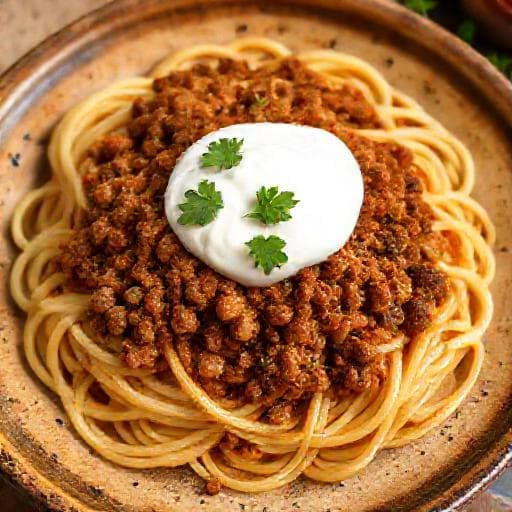 Perinteinen turkkilainen pasta jauhelihalla ja jogurtilla