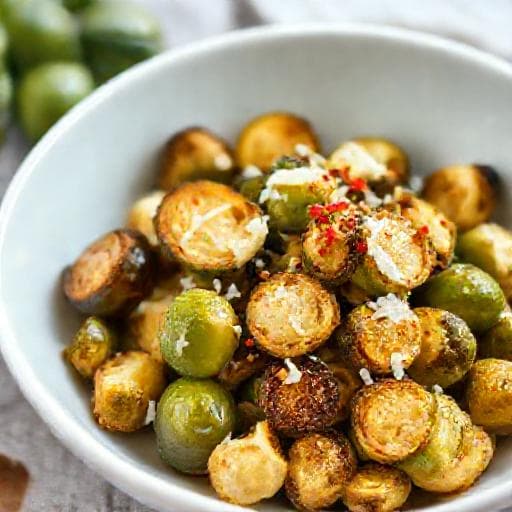 Nopeat paahdetut ruusukaalit valkosipulilla ja parmesaanilla