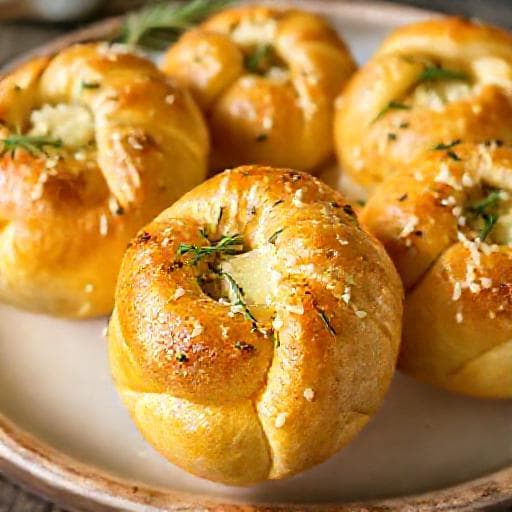 Valkosipulisolmut yrteillä ja parmesaanilla