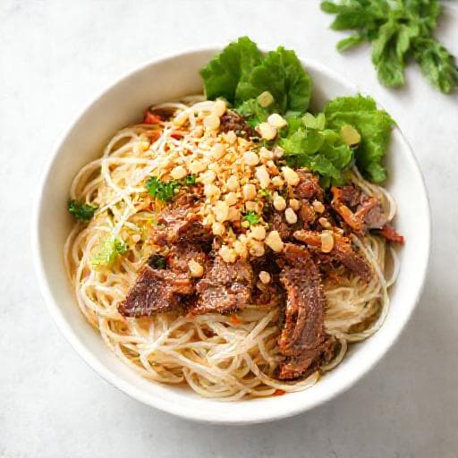 Nopea Bún Bò Nam Bộ -tyylinen salaatti